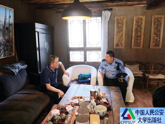 按住Ctrl键+鼠标滚轮缩放