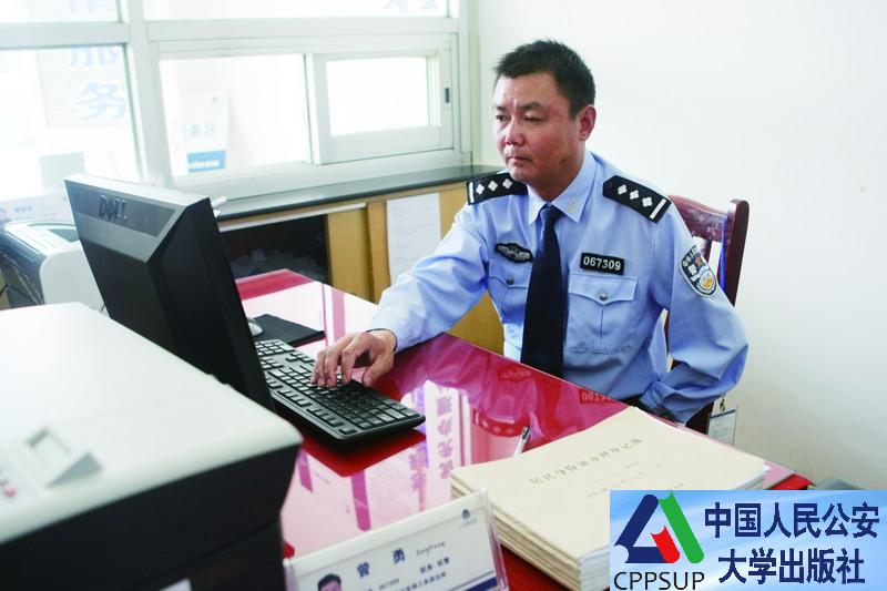 按住Ctrl键+鼠标滚轮缩放
