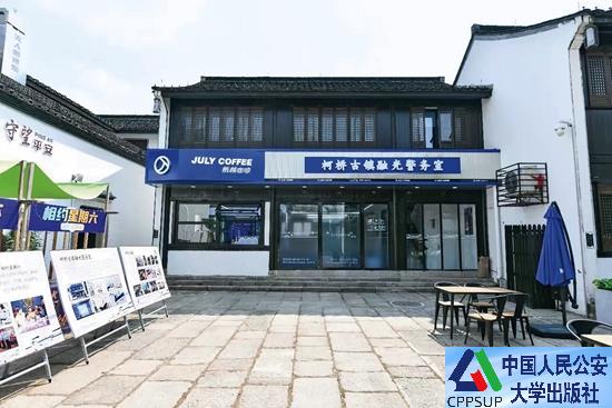 按住Ctrl键+鼠标滚轮缩放