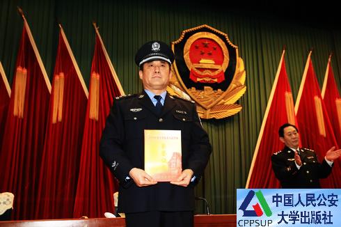 按住Ctrl键+鼠标滚轮缩放