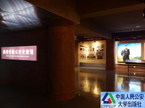 按住Ctrl键+鼠标滚轮缩放