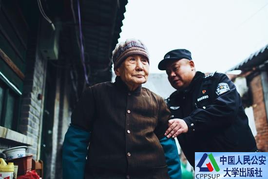 按住Ctrl键+鼠标滚轮缩放