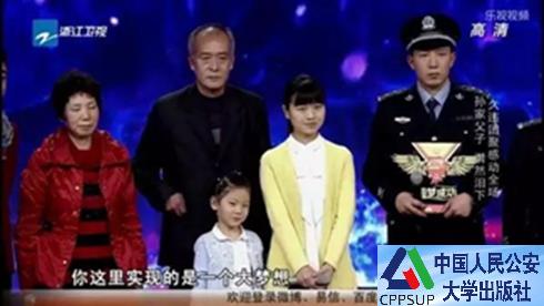 按住Ctrl键+鼠标滚轮缩放