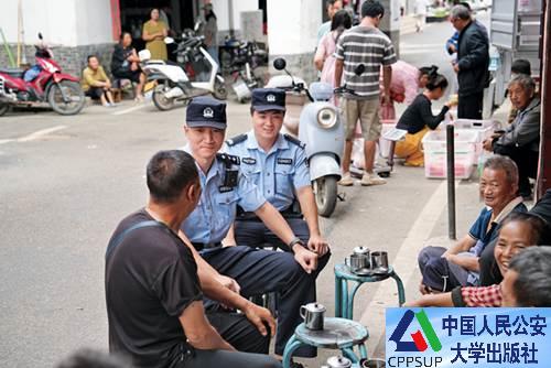 按住Ctrl键+鼠标滚轮缩放