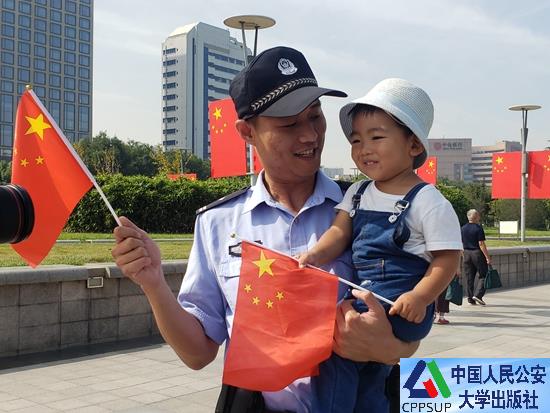 按住Ctrl键+鼠标滚轮缩放