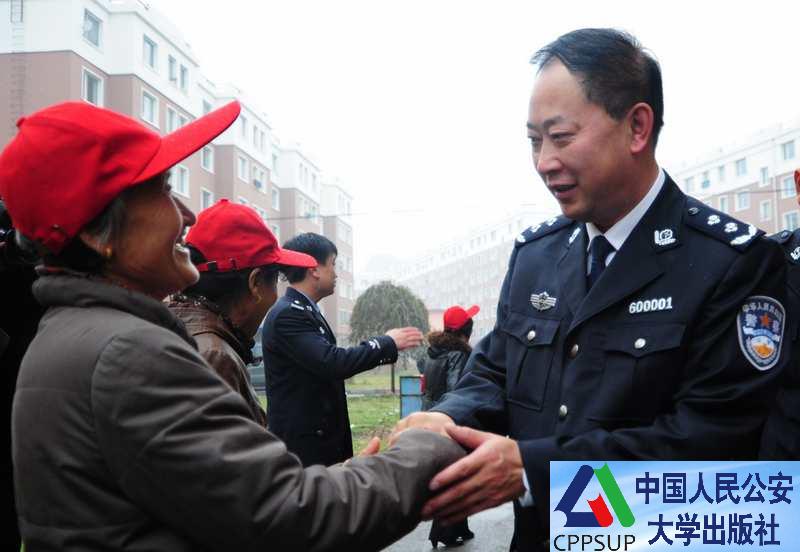 按住Ctrl键+鼠标滚轮缩放