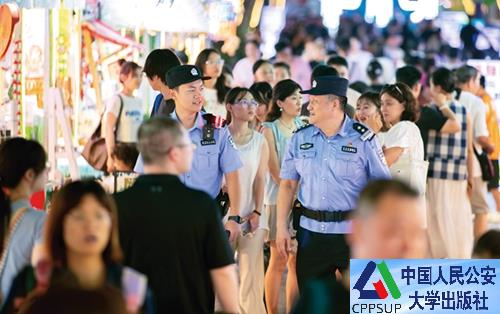 按住Ctrl键+鼠标滚轮缩放