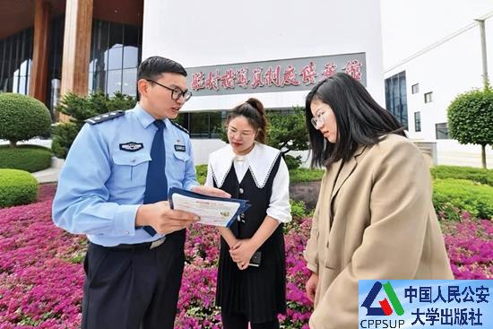 按住Ctrl键+鼠标滚轮缩放