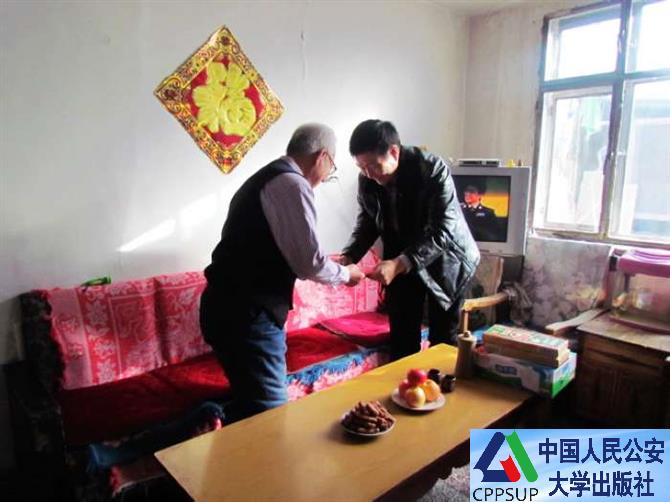 按住Ctrl键+鼠标滚轮缩放