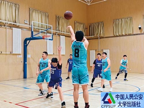 按住Ctrl键+鼠标滚轮缩放