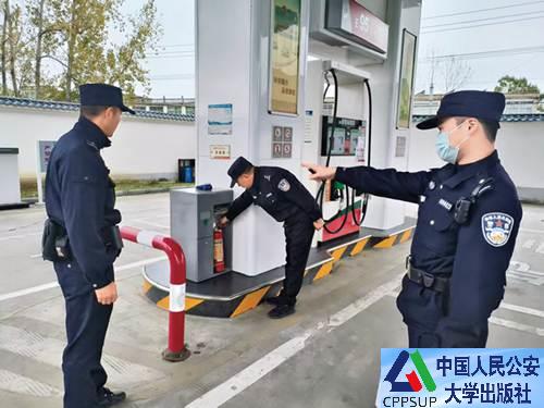 按住Ctrl键+鼠标滚轮缩放