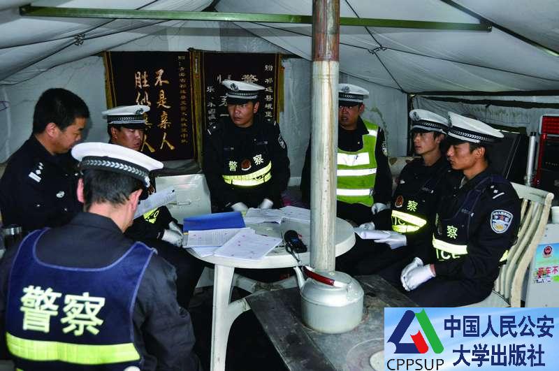 按住Ctrl键+鼠标滚轮缩放
