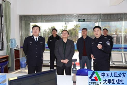 按住Ctrl键+鼠标滚轮缩放