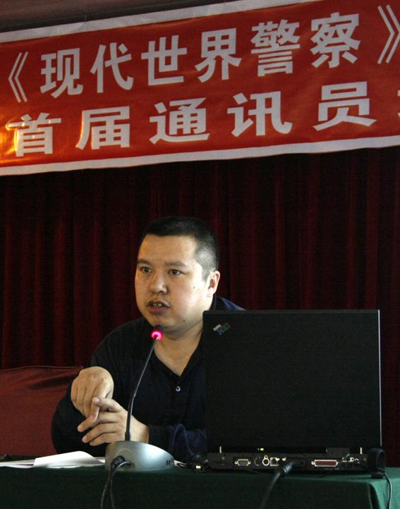 按住Ctrl键+鼠标滚轮缩放