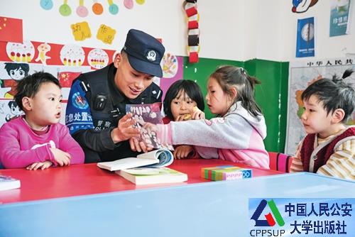 按住Ctrl键+鼠标滚轮缩放