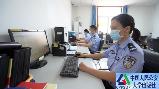 按住Ctrl键+鼠标滚轮缩放