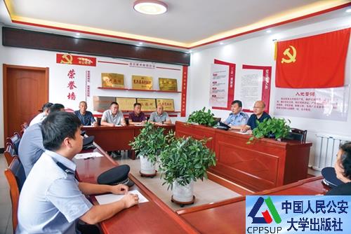 按住Ctrl键+鼠标滚轮缩放