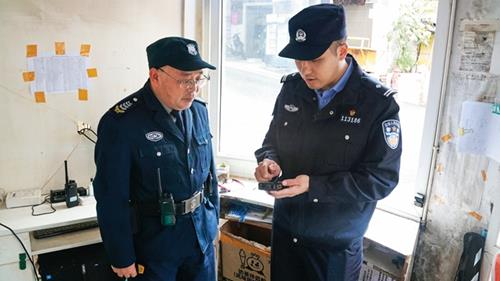 按住Ctrl键+鼠标滚轮缩放