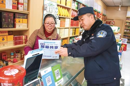 按住Ctrl键+鼠标滚轮缩放