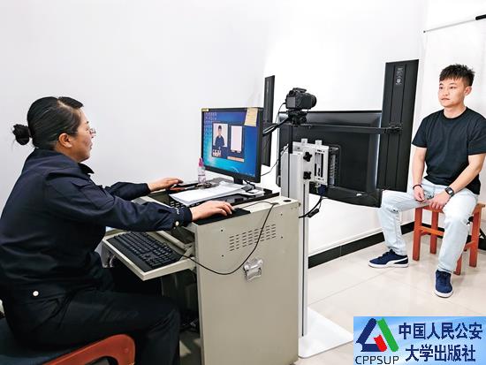 按住Ctrl键+鼠标滚轮缩放
