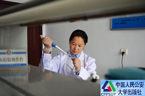 按住Ctrl键+鼠标滚轮缩放