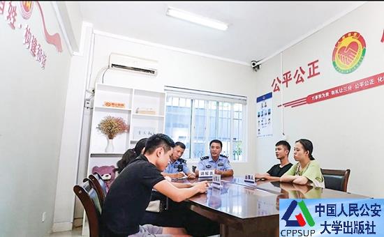 按住Ctrl键+鼠标滚轮缩放