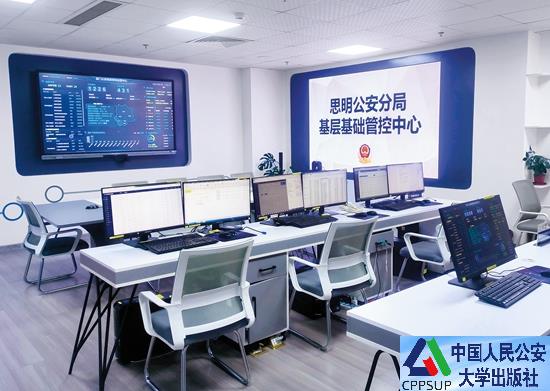 按住Ctrl键+鼠标滚轮缩放