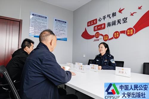 按住Ctrl键+鼠标滚轮缩放