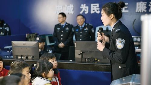 按住Ctrl键+鼠标滚轮缩放