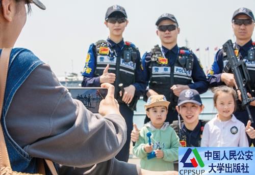 按住Ctrl键+鼠标滚轮缩放