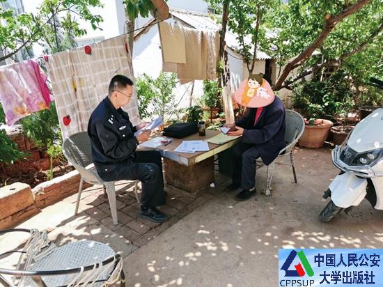 按住Ctrl键+鼠标滚轮缩放
