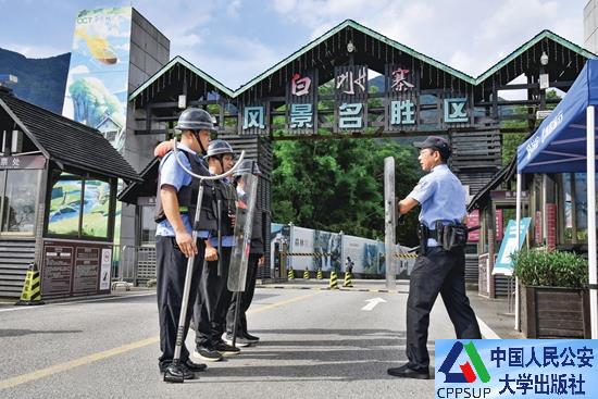 按住Ctrl键+鼠标滚轮缩放