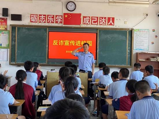 按住Ctrl键+鼠标滚轮缩放