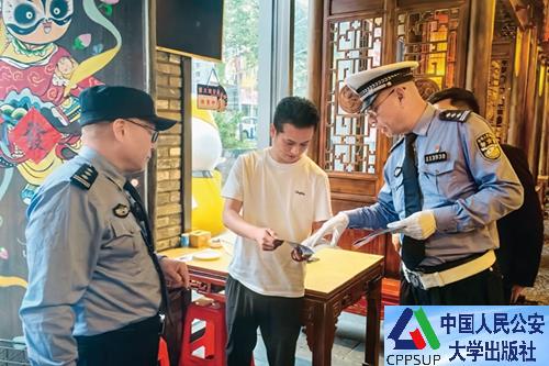 按住Ctrl键+鼠标滚轮缩放