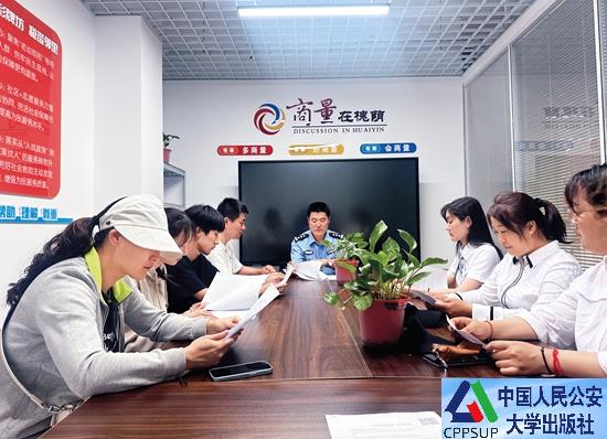 按住Ctrl键+鼠标滚轮缩放
