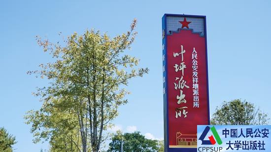 按住Ctrl键+鼠标滚轮缩放