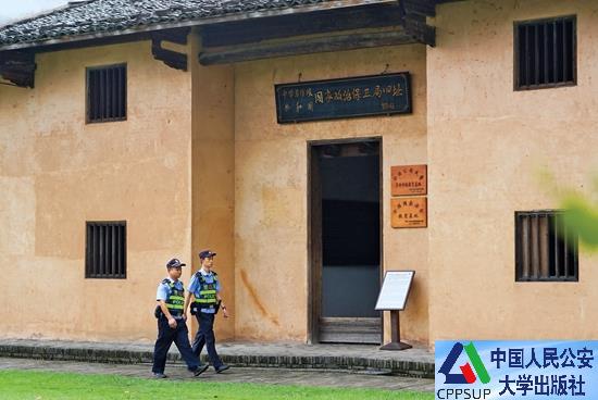 按住Ctrl键+鼠标滚轮缩放