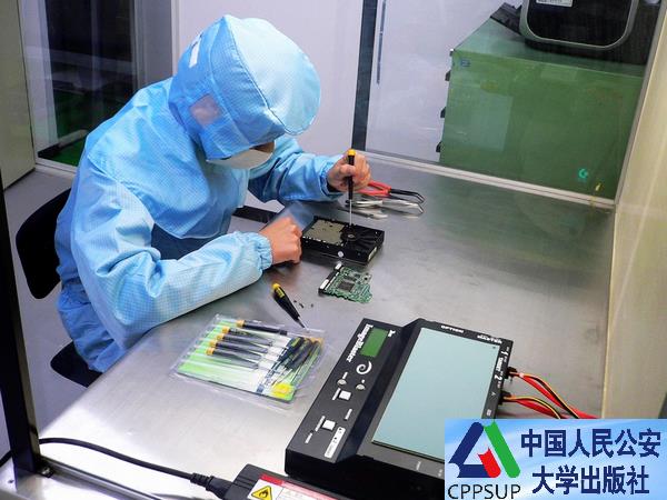 按住Ctrl键+鼠标滚轮缩放